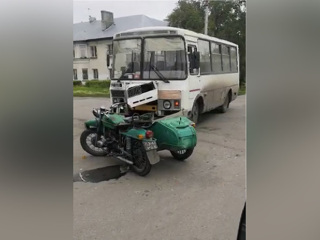 В Барабинске Новосибирской области столкнулись ПАЗик и мотоцикл "Урал"