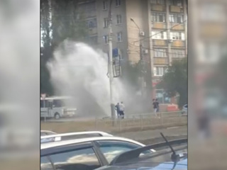 Прокуратуру заинтересовал забивший из-под земли гейзер у многоэтажки в Воронеже