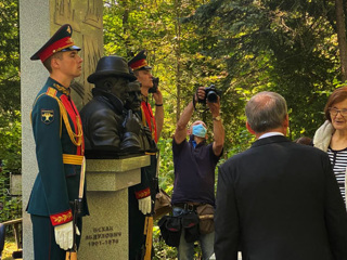 Минниханов принял участие в открытии памятника разведчику Исхаку Ахмерову в Москве