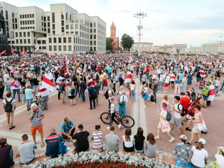 В центре Минска вновь собрались тысячи протестующих, замечены флаги ЕС