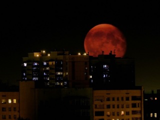 Багровая ночь. Огромная кровавая Луна взошла в небе над Челябинском