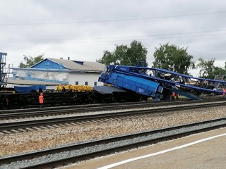 Кран рухнул на железнодорожные пути в Коми