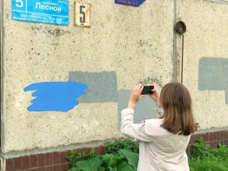 Волонтеры Петрозаводска помогают убирать со стен рекламу наркотиков