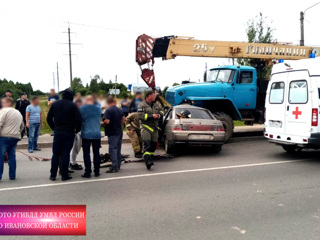 Легковушка попала под колеса автокрана в Ивановской области