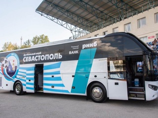 Команде ФК "Севастополь" подарили новый автобус