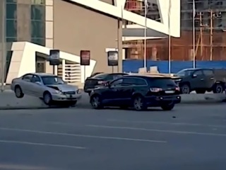 Неадекватный водитель таранил машины на парковке в Екатеринбурге из мести жене. Видео
