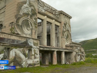 Старый вокзал в Кировске стал мистическим арт-объектом