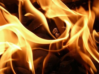 Пламя обрушило крышу. На пожаре в Челябинске погибли два человека