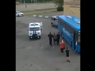 Пассажирка автобуса отказалась надеть маску и покусала полицейского