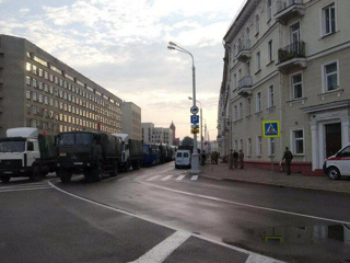 Силовики стянули спецтехнику в центр Минска