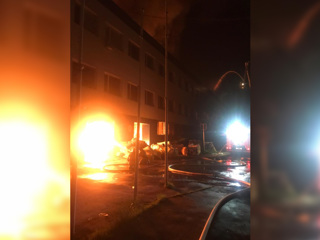 Пожар в Новосибирске: крыша здания обрушилась, внутри газовые баллоны