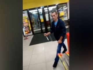 Покупателя в Бийске пырнули ножом за поздний визит в магазин