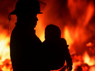Спасатели эвакуировали людей из горящей многоэтажки в Надыме: пострадал ребенок