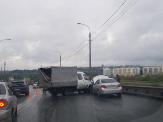 Два водителя пострадали в массовом ДТП в Томске