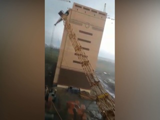 Рабочие сняли на видео падение башенных кранов в Тюмени