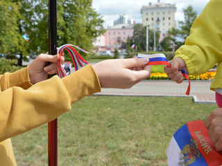 Ленты триколора раздадут в Барнауле в память о погибших в Беслане