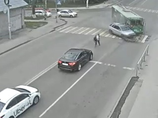 Троллейбус выбил с дороги кроссовер в Новосибирске