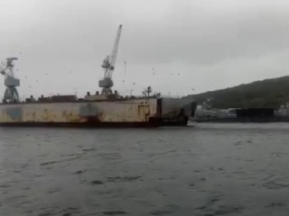 Сорванный ветром плавучий док протаранил несколько кораблей во Владивостоке