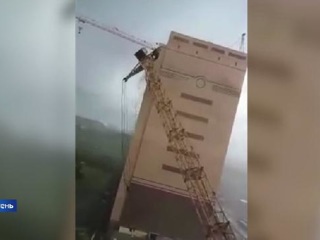 Тюменский рабочий, травмированный во время падения строительного крана, в реанимации