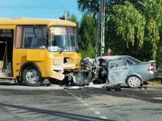 Ребенок и взрослый погибли в аварии со школьным автобусом в Чувашии. Видео