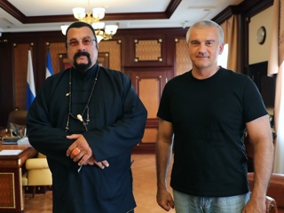 Аксенов выложил фото с приехавшим в Крым Сигалом