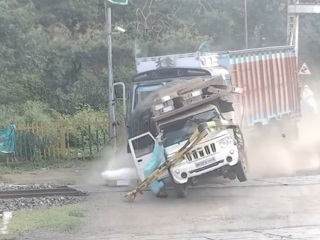 Неуправляемый грузовик устроил фатальное ДТП на железнодорожном переезде. Видео