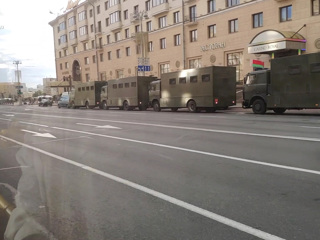 На площадь Независимости в Минске прибыли автозаки и скорые
