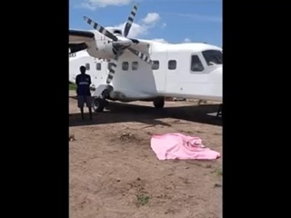 Пассажирский самолет насмерть сбил ребенка, выбежавшего на полосу