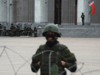 В центр Минска снова отправили ОМОН и спецтехнику