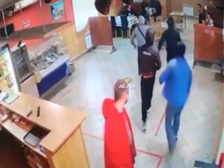 Злоумышленники с пистолетами и битами атаковали торговцев арбузами в новосибирском кафе