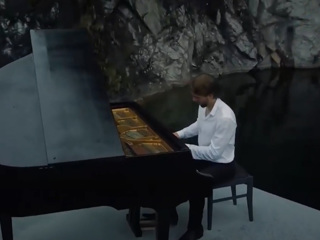 Петербургский пианист сыграл в мраморном каньоне Рускеалы