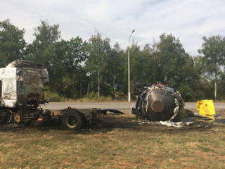 Аварийщики убирают тонны битума с трассы под Воронежем