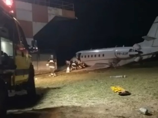 Двигатель бизнес-джета загорелся после выкатывания самолета с полосы