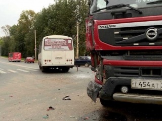 В Костроме большегруз врезался в пассажирский автобус: пострадали 4 человека