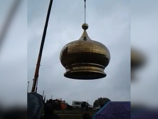 Освященный купол церкви сорвался с крана под Тамбовом. Видео