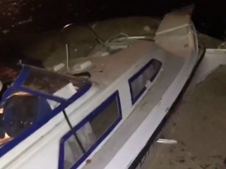 Столкнувшийся с баржей в Сургуте катер сняли на видео