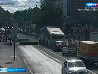 Барьер не взял: в Петербурге автобус-гармошка повис на препятствии у переезда