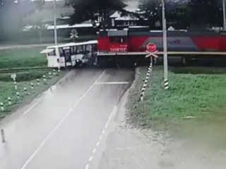 "Автобус-самоубийца" въехал под поезд, но обошлось без жертв. Видео