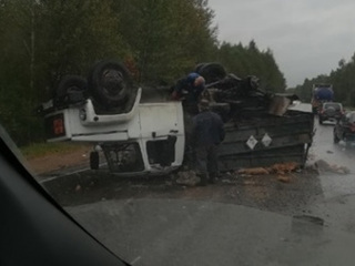 На автодороге Тверь-Бежецк грузовик перевернулся на крышу