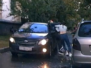 Две москвички устроили жестокую драку из-за открытой двери машины. Видео