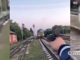 Пьяные приятели со стрельбой остановили поезд ради эффектного видео