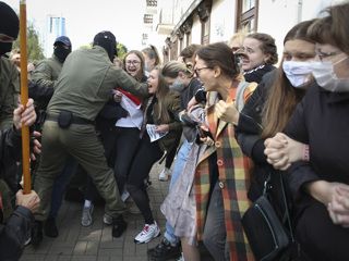 Протестующих в Минске девушек 
