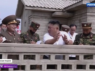 Ким Чен Ын во время инспекции снял пиджак и закурил