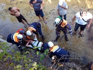 Машина с водителем рухнула с обрыва в реку в Сочи
