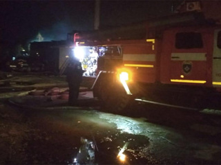Крупный пожар в Новосибирске: сгорели два дома и три автомобиля