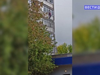 В Чебоксарах спасатели сняли с балкона высотки чистюлю-экстремалку