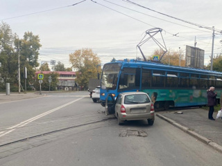 ДТП в Томске: легковушка столкнулась с трамваем, есть пострадавший