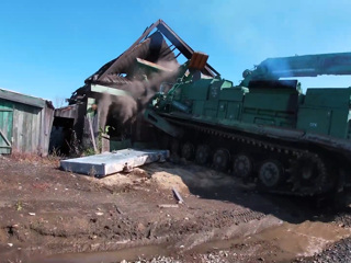 Военные опубликовали видео сноса аварийных построек в Тулуне