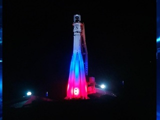 Ракету "Восток" в Калуге подсветили цветами триколора