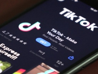 TikTok начал предупреждать пользователей о недостоверных видео